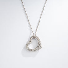 Charger l'image dans la galerie, Pendentif en or gris formant un cœur pavée de diamants
