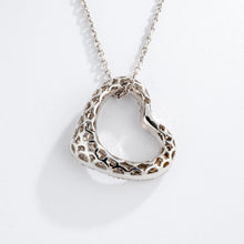 Charger l'image dans la galerie, Pendentif en or gris formant un cœur pavée de diamants