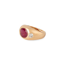 Charger l'image dans la galerie, Bague en or jaune ornée d'un rubis épaulé de 2 diamants