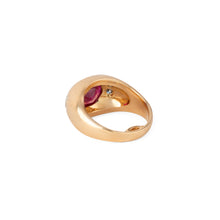Charger l'image dans la galerie, Bague en or jaune ornée d'un rubis épaulé de 2 diamants