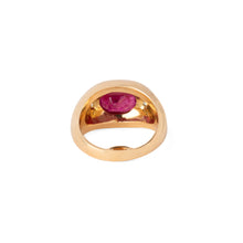 Charger l'image dans la galerie, Bague en or jaune ornée d'un rubis épaulé de 2 diamants