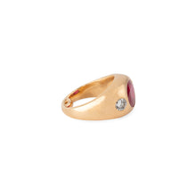 Charger l'image dans la galerie, Bague en or jaune ornée d'un rubis épaulé de 2 diamants