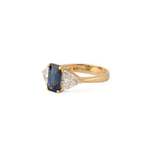 Charger l'image dans la galerie, Bague saphir taille émeraude épaulé de 2 diamants taille triangle