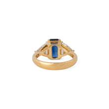 Charger l'image dans la galerie, Bague saphir taille émeraude épaulé de 2 diamants taille triangle