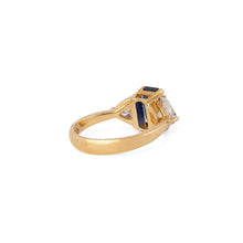 Charger l'image dans la galerie, Bague saphir taille émeraude épaulé de 2 diamants taille triangle