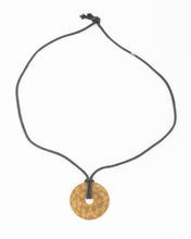 Charger l'image dans la galerie, Pendentif martelée de la maison Dinh Van modèle cible