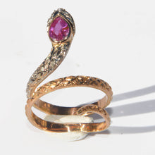 Charger l'image dans la galerie, Bague serpent bi-colore ornée d'un rubis