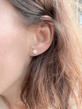 Charger l'image dans la galerie, Boucles d'oreilles en diamants sur or gris taille moderne