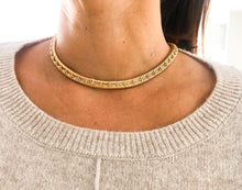 Charger l'image dans la galerie, Collier Tubogas des années 1950 en or jaune orné de motifs sur toute la maille - adalgyseboutique