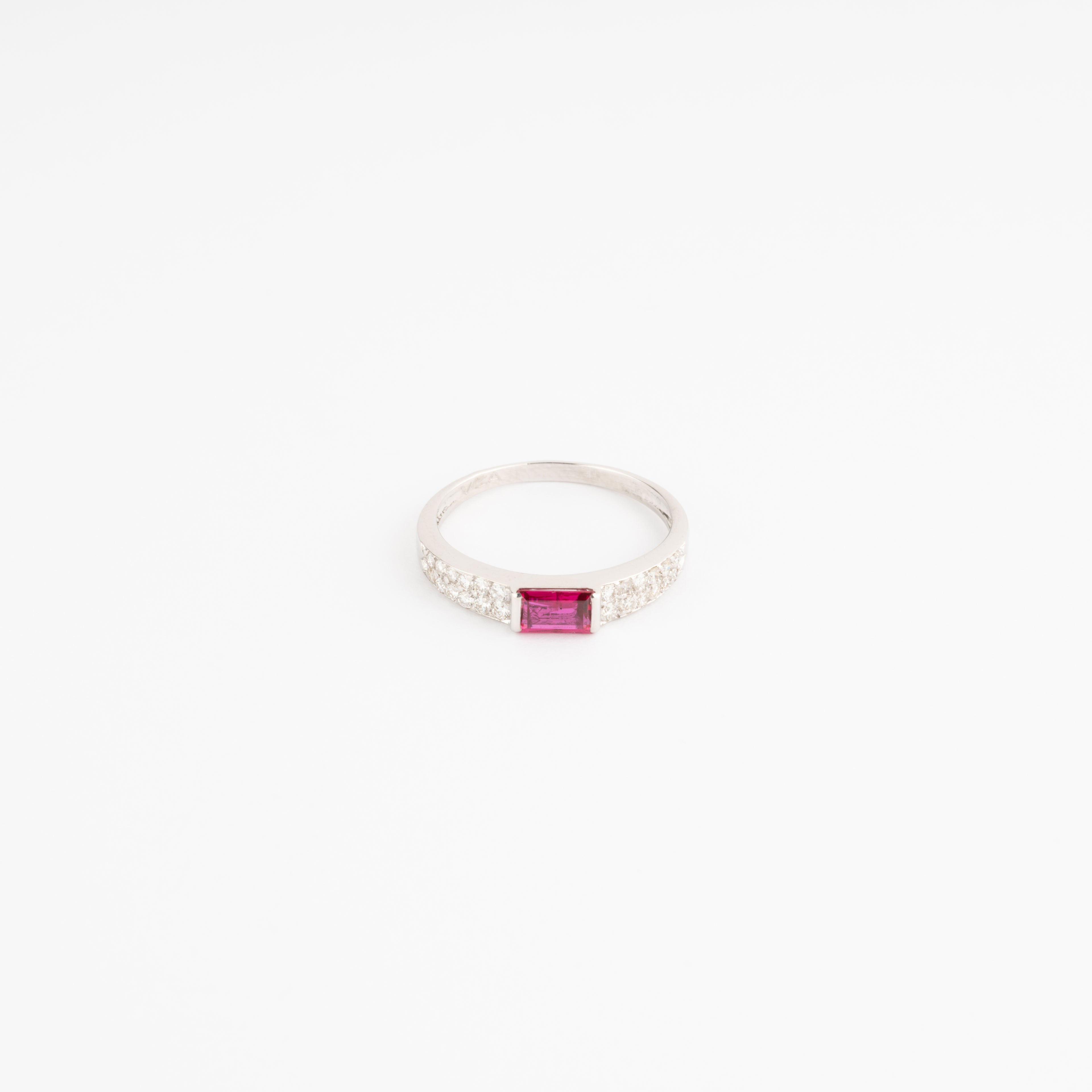 Bagues en or gris de la Maison Van Cleef