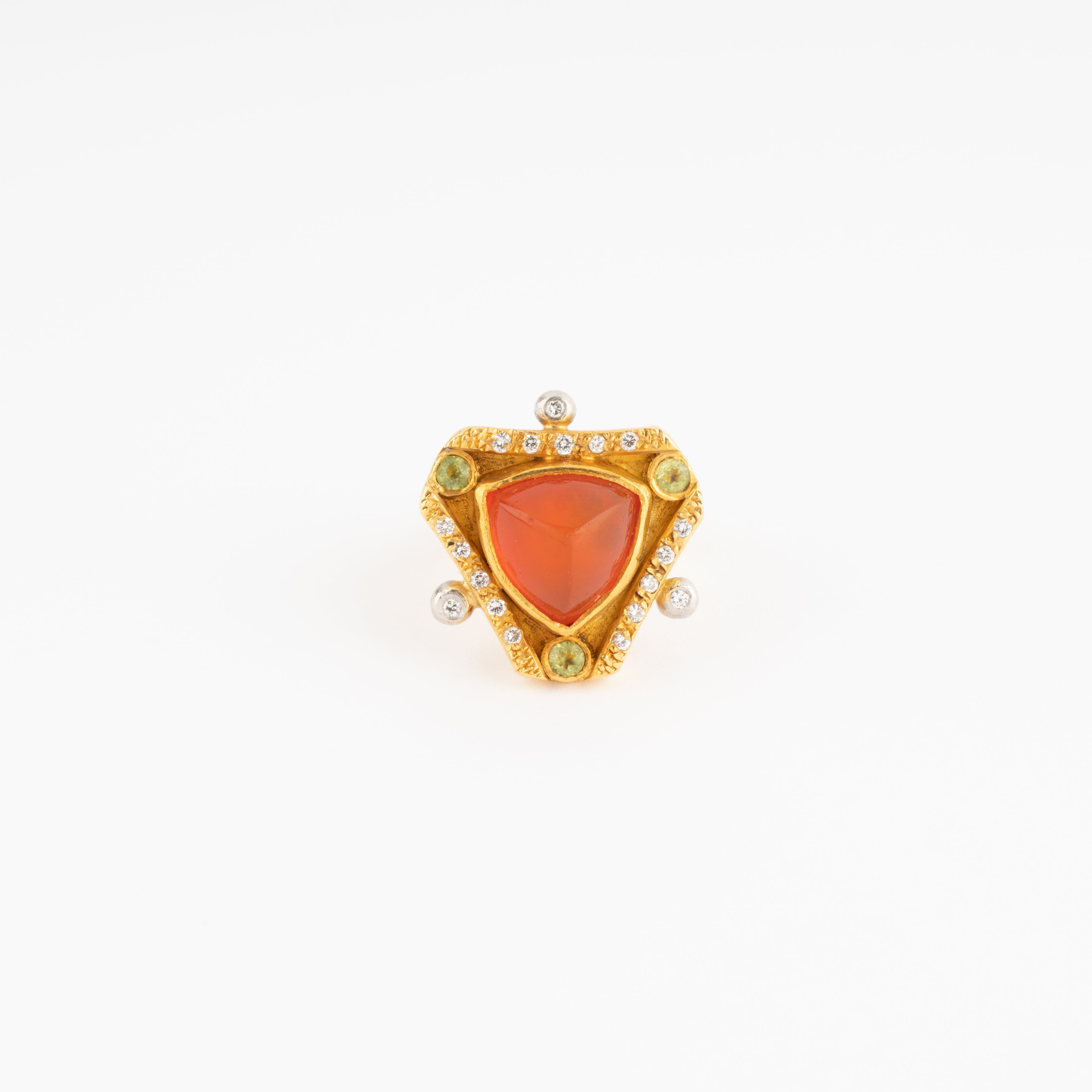 Bague en or jaune ornée d'une opale de feu
