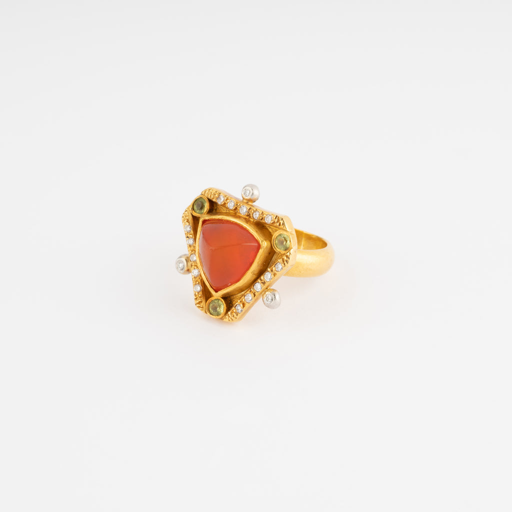 Bague en or jaune ornée d'une opale de feu