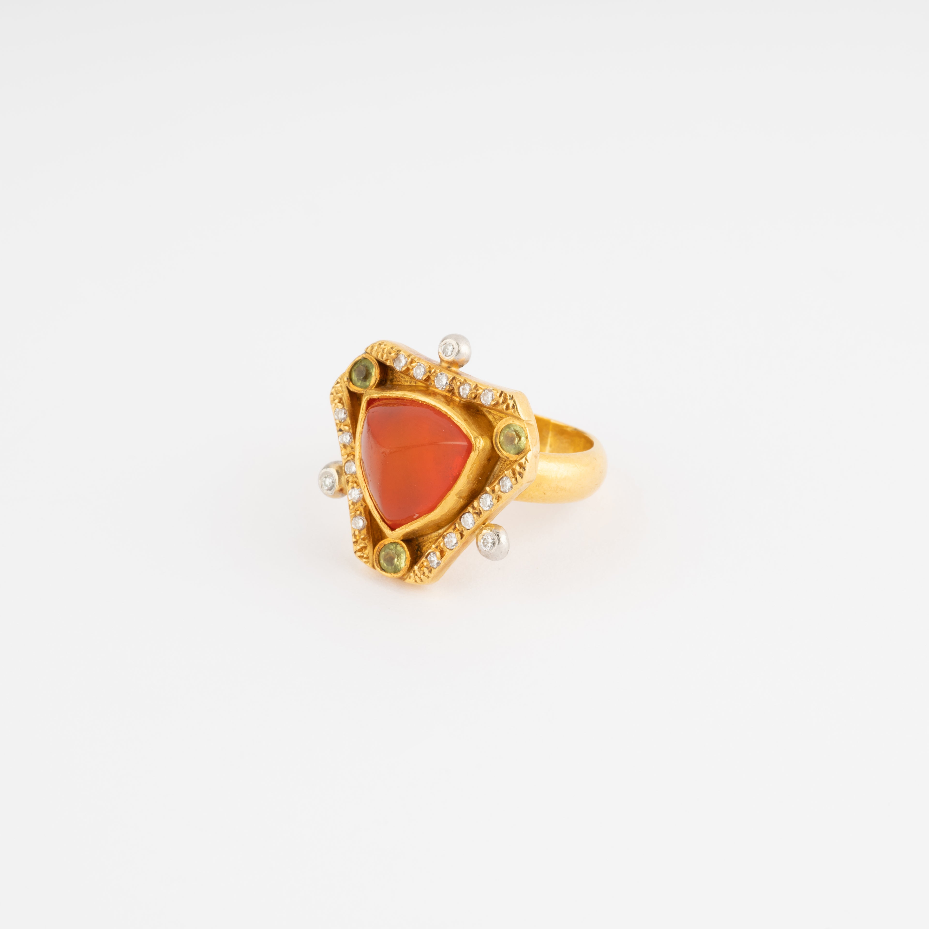 Bague en or jaune ornée d'une opale de feu