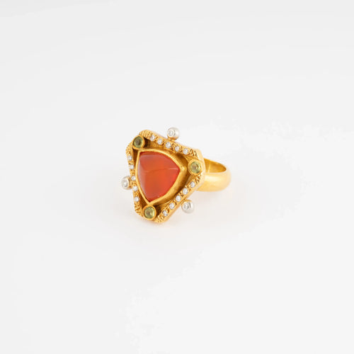 Bague en or jaune ornée d'une opale de feu