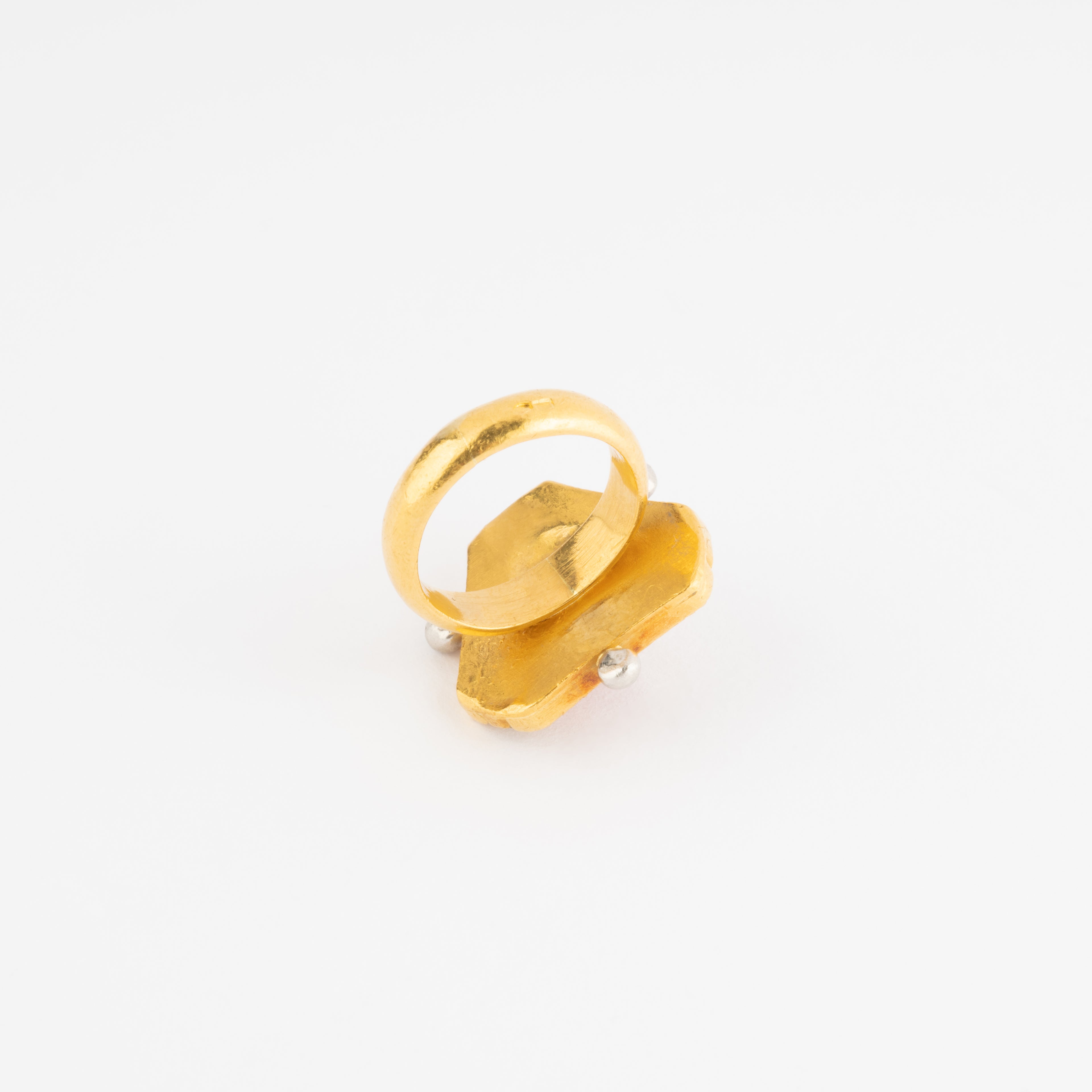 Bague en or jaune ornée d'une opale de feu