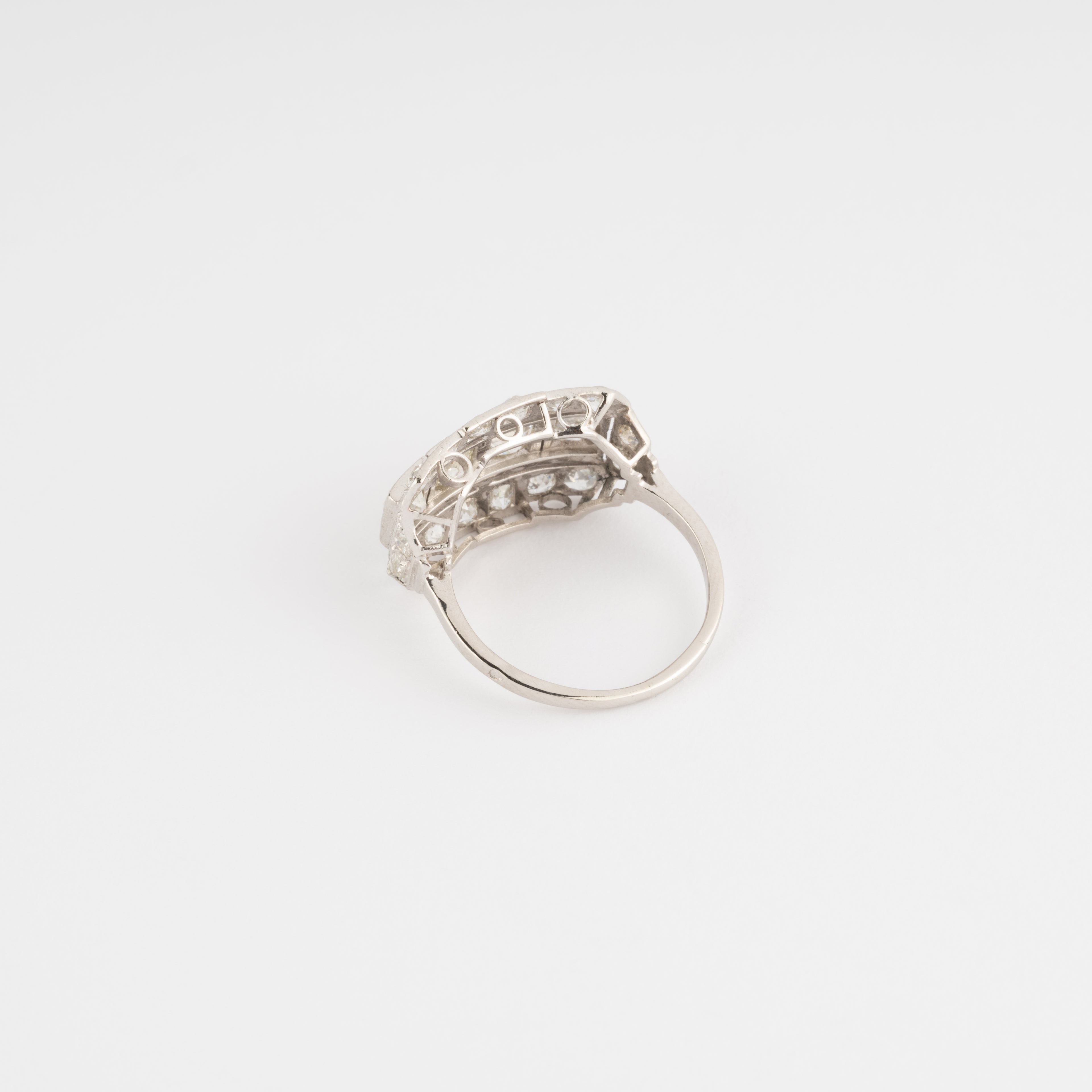 Bague jarretière en platine et diamants