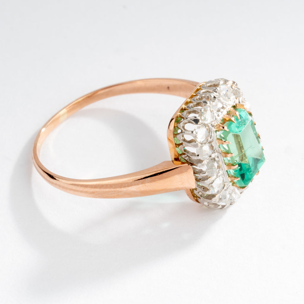 Bague entourage émeraude et diamant.
