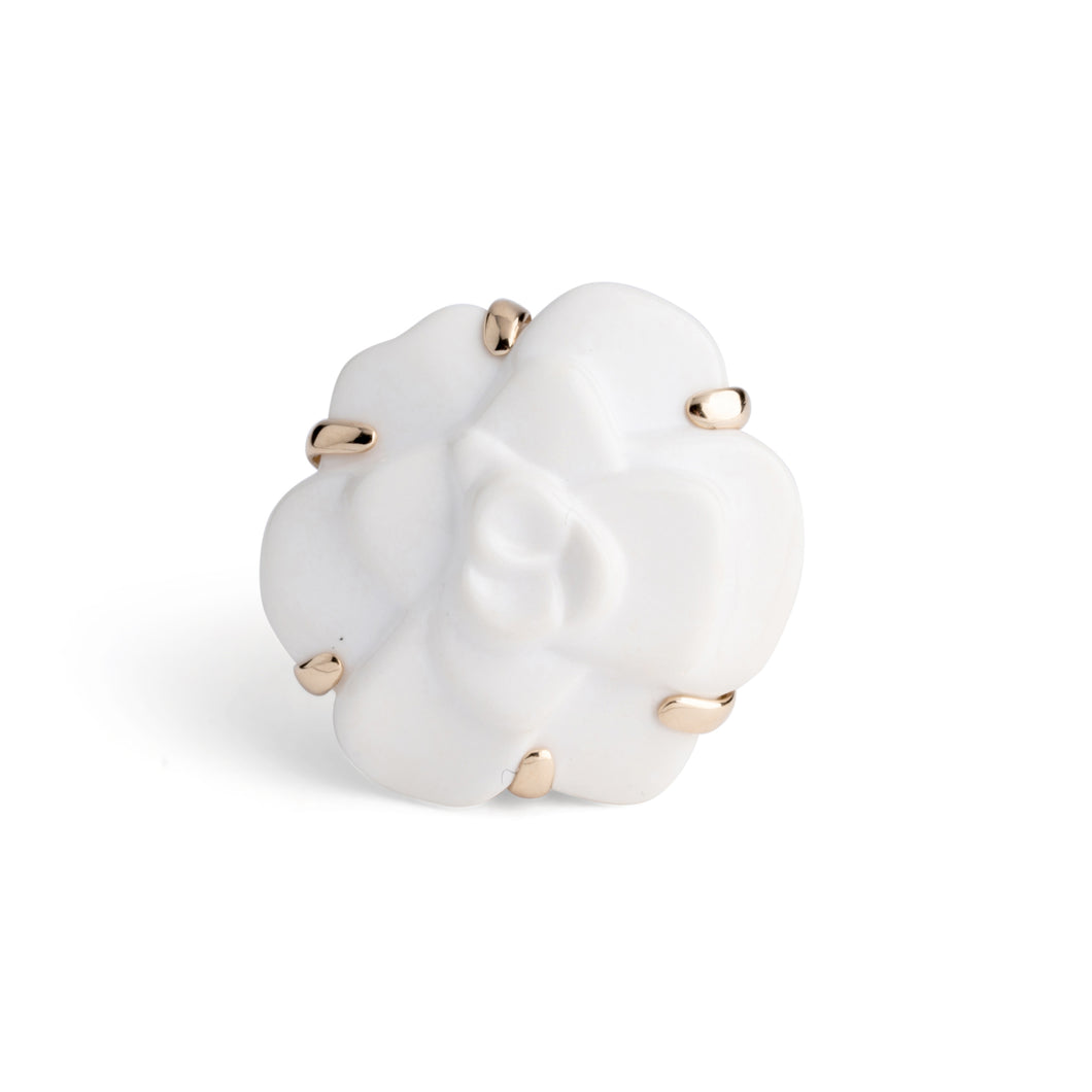 Bague de la maison Chanel Modèle Camélia