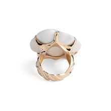 Charger l&#39;image dans la galerie, Bague de la maison Chanel Modèle Camélia
