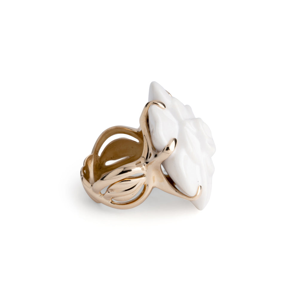 Bague de la maison Chanel Modèle Camélia