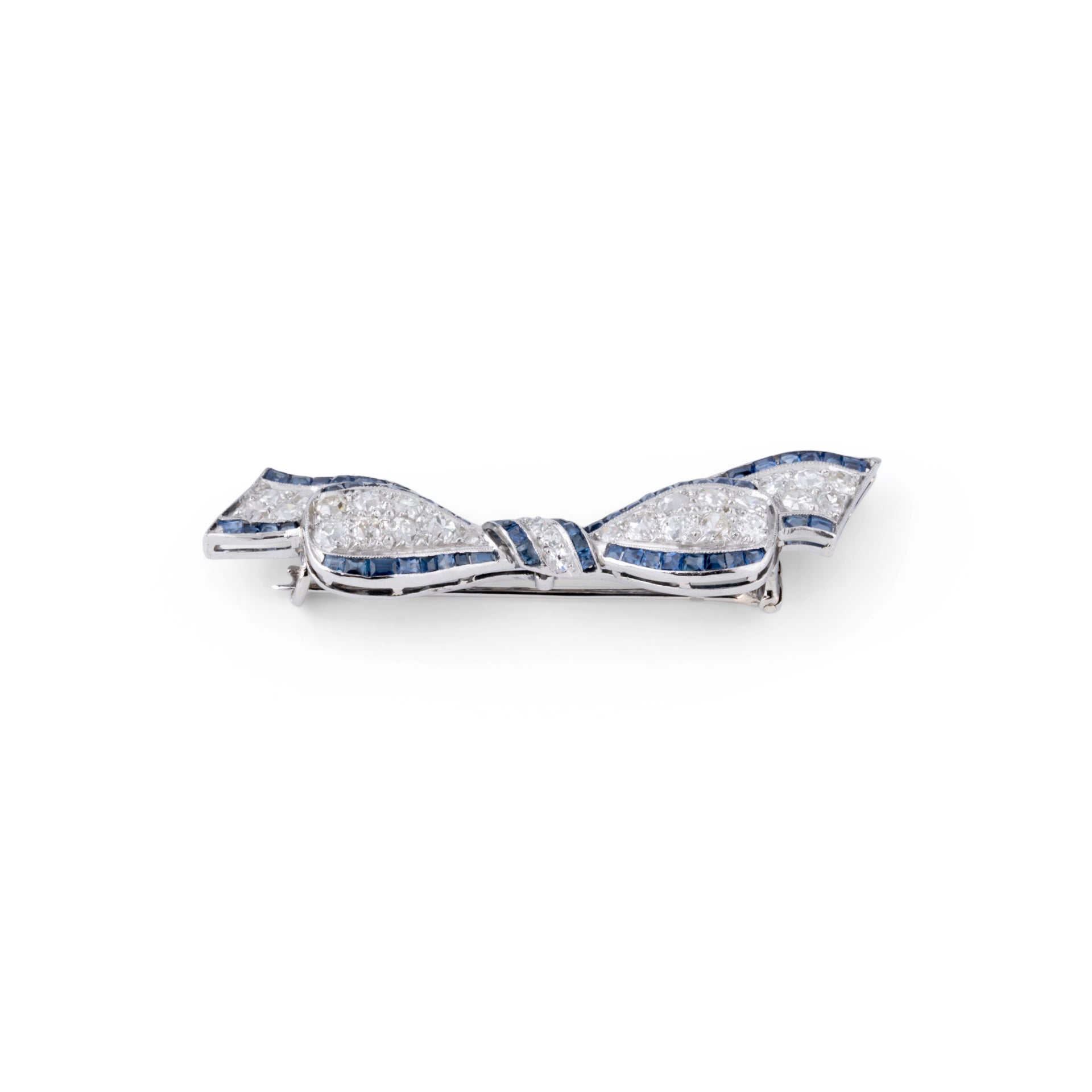 Broche nœud en platine Art Déco en diamant et saphirs calibrés