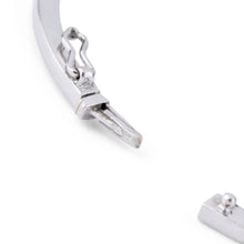 Charger l&#39;image dans la galerie, Bracelet jonc en or gris et diamants
