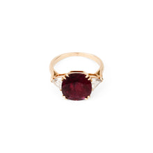 Charger l&#39;image dans la galerie, Bague rubis ovale épaulée de deux diamants triangles
