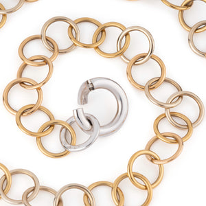 Collier de la Maison Pomellato modèle Lucciole en or jaune et gris.