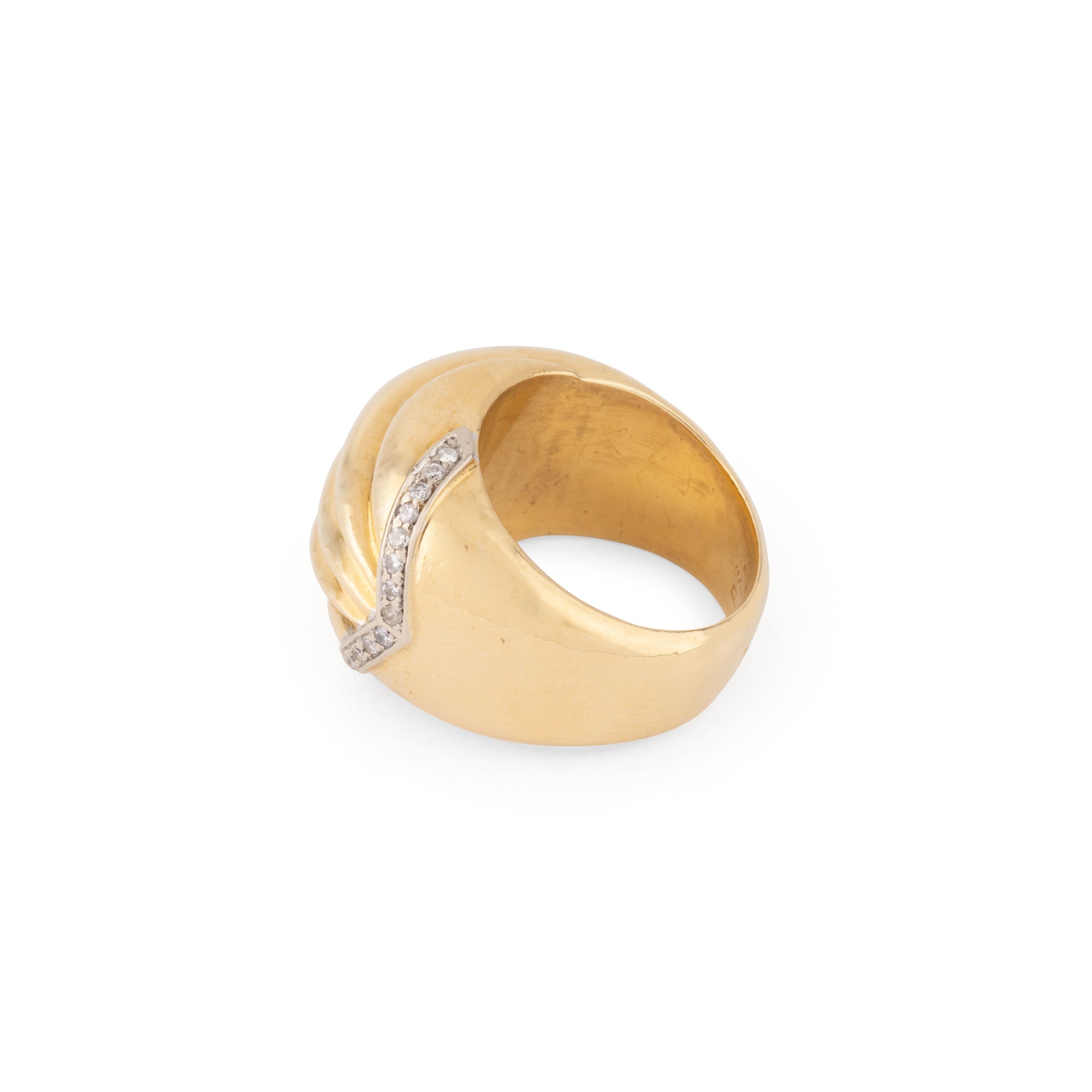 Bague godronnée en or jaune souligné d'une ligne de diamant