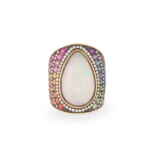 Bague en or jaune ornée d'un cabochon d'opale et saphirs multicolores