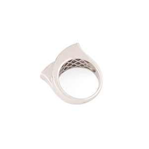 Bague en or gris design en diamant taille princesse