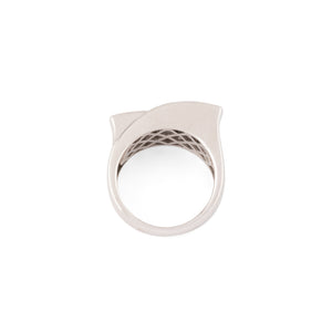 Bague en or gris design en diamant taille princesse