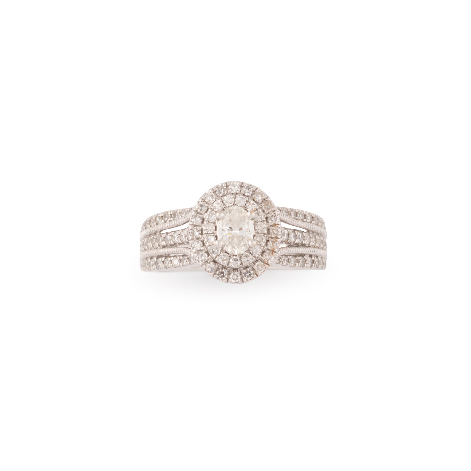 Bague en or gris ornée d'un diamant ovale et pavée de diamants