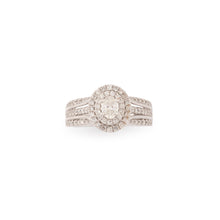 Charger l&#39;image dans la galerie, Bague en or gris ornée d&#39;un diamant ovale et pavée de diamants
