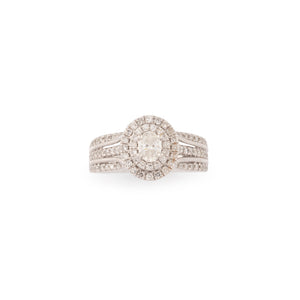 Bague en or gris ornée d'un diamant ovale et pavée de diamants