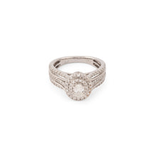 Charger l&#39;image dans la galerie, Bague en or gris ornée d&#39;un diamant ovale et pavée de diamants
