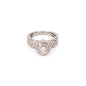 Bague en or gris ornée d'un diamant ovale et pavée de diamants