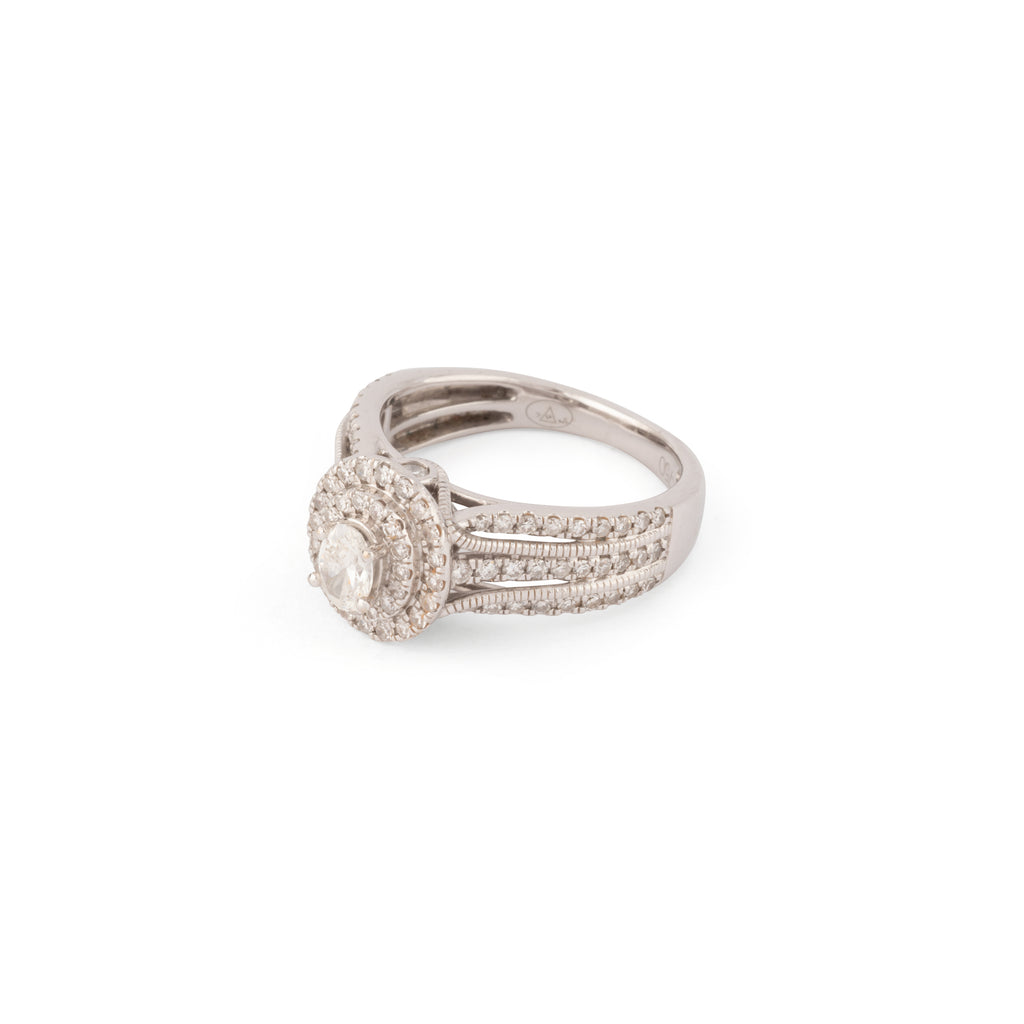 Bague en or gris ornée d'un diamant ovale et pavée de diamants
