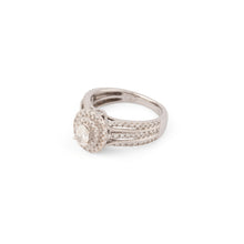 Charger l&#39;image dans la galerie, Bague en or gris ornée d&#39;un diamant ovale et pavée de diamants
