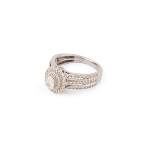 Bague en or gris ornée d'un diamant ovale et pavée de diamants