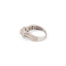 Charger l&#39;image dans la galerie, Bague en or gris ornée d&#39;un diamant ovale et pavée de diamants
