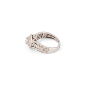 Bague en or gris ornée d'un diamant ovale et pavée de diamants
