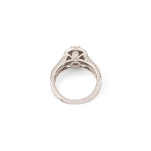 Charger l&#39;image dans la galerie, Bague en or gris ornée d&#39;un diamant ovale et pavée de diamants
