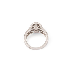 Bague en or gris ornée d'un diamant ovale et pavée de diamants
