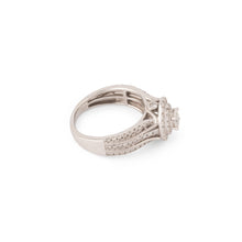 Charger l&#39;image dans la galerie, Bague en or gris ornée d&#39;un diamant ovale et pavée de diamants
