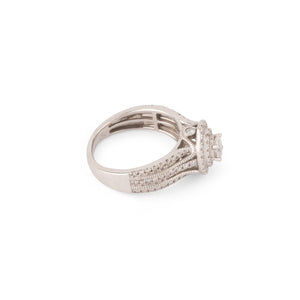 Bague en or gris ornée d'un diamant ovale et pavée de diamants