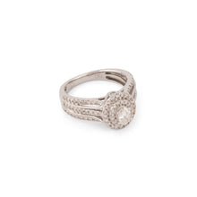 Charger l&#39;image dans la galerie, Bague en or gris ornée d&#39;un diamant ovale et pavée de diamants
