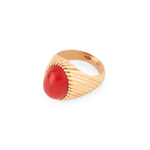 Charger l&#39;image dans la galerie, Bague chevalière ornée d&#39;un cabochon de corail sur or jaune
