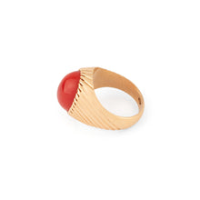 Charger l&#39;image dans la galerie, Bague chevalière ornée d&#39;un cabochon de corail sur or jaune
