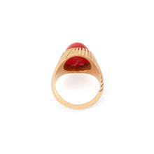 Charger l&#39;image dans la galerie, Bague chevalière ornée d&#39;un cabochon de corail sur or jaune
